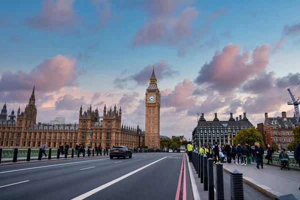 Hermoso Westminster Londres Con Gente Cruzando Puente Increíbles Detalles Después — Foto de Stock