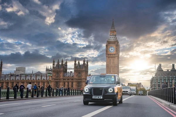 Widok Wieżę Zegarową Big Ben Westminster Londynie Słynna Czarna Taksówka — Zdjęcie stockowe