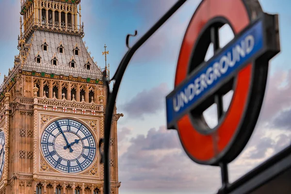 伦敦大本钟塔和威斯敏斯特的近景 其前景是伦敦地下标志 — 图库照片