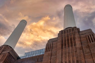 Londra 'daki Yeni Battersea Elektrik İstasyonu İngiltere' de Battersea 'de yeni açılan yerleşim ve kamu merkezinde yeni bir alışveriş merkezi ve sinema olarak faaliyet gösteriyor.