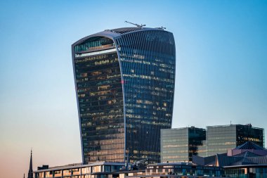 Telsiz binasının yakın görüntüsü. 20 Fenchurch Caddesi ya da Walkie-Talkie binası Londra 'daki en yüksek 5. binadır..