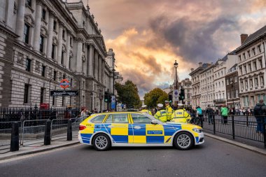 Londra, UK.20 Ekim 2022. Protestocuların kolları polis tarafından çevrilmiş borularda kilitli. Irkçılık karşıtı kampanyacılar diz çöktüler, Londra 'daki Siyahi Yaşamlar Önemi gösterisinde.
