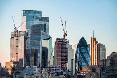 Londra 'nın City Square Mile finans bölgesinin panoramik manzarası. Yeni tamamlanmış 22 Bishopsgate kulesi de dahil olmak üzere pek çok ikonik gökdelen