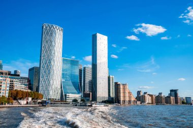 Canary Wharf, Londra 'daki şirket binaları. Londra, İngiltere 'deki gökdelenlerin yakın görüntüsü.