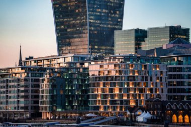 Londra 'nın City Square Mile finans bölgesinin panoramik manzarası. Yeni tamamlanmış 22 Bishopsgate kulesi de dahil olmak üzere pek çok ikonik gökdelen