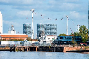 Londra, İngiltere. 10 Mayıs 2022. Londra 'da Thames Nehri' nin karşısındaki Emirlik Kablo Arabası 'nın görüntüsü.