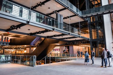 Londra, İngiltere. 10 Mayıs 2022. Londra 'daki Yeni Battersea Elektrik İstasyonu İngiltere' de yeni bir alışveriş merkezi ve sinema iç tasarımı olarak faaliyet gösteriyor..