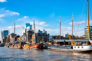 Tekneler ve küçük gemiler Londra, İngiltere 'de Thames nehrine demirledi..