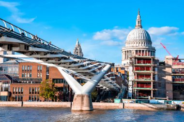 Londra 'daki Milenyum Köprüsü ve St. Pauls Katedrali. Thames nehrinden manzara.