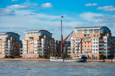 Tekneler ve küçük gemiler Londra, İngiltere 'de Thames nehrine demirledi..