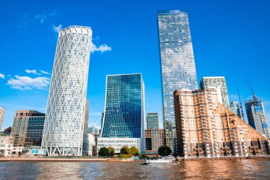 Canary Wharf, Londra 'daki şirket binaları. Londra, İngiltere 'deki gökdelenlerin yakın görüntüsü.