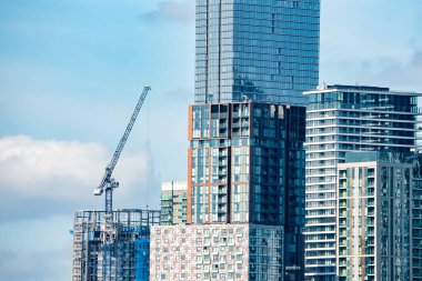 Canary Wharf, Londra 'daki şirket binaları. Londra, İngiltere 'deki gökdelenlerin yakın görüntüsü.
