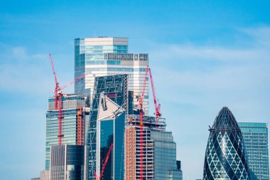 Londra 'nın City Square Mile finans bölgesinin panoramik manzarası. Yeni tamamlanmış 22 Bishopsgate kulesi de dahil olmak üzere pek çok ikonik gökdelen