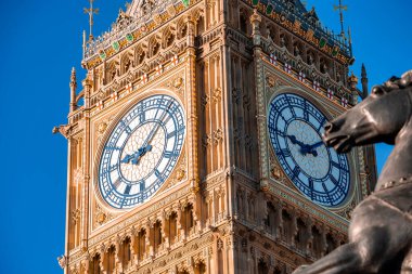 Londra 'daki Big Ben saat kulesinin ve Westminster' ın yakın görüntüsü. Big Ben 'in yenilenmesinden sonra inanılmaz detaylar..