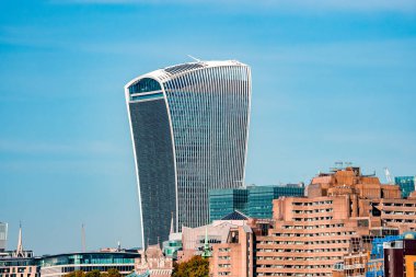 Telsiz binasının yakın görüntüsü. 20 Fenchurch Caddesi ya da Walkie-Talkie binası Londra 'daki en yüksek 5. binadır..