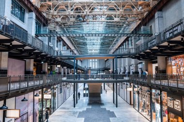 Londra, İngiltere. 10 Mayıs 2022. Londra 'daki Yeni Battersea Elektrik İstasyonu İngiltere' de yeni bir alışveriş merkezi ve sinema iç tasarımı olarak faaliyet gösteriyor..