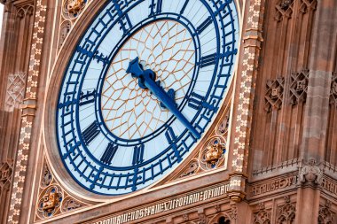 Londra 'daki Big Ben saat kulesinin ve Westminster' ın yakın görüntüsü. Big Ben 'in yenilenmesinden sonra inanılmaz detaylar..