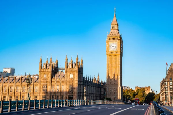 周日清晨 伦敦的大本钟塔和威斯敏斯特旁空荡荡的 大本钟翻新后令人惊奇的细节 — 图库照片