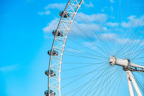 ロンドンでのロンドンの目のクローズアップ 世界最大の観覧車の一つ — ストック写真