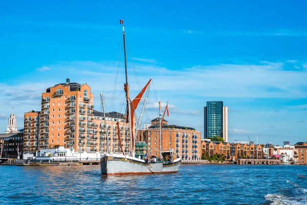 英国ロンドンのテムズ川に停泊中のボートや小型船 — ストック写真