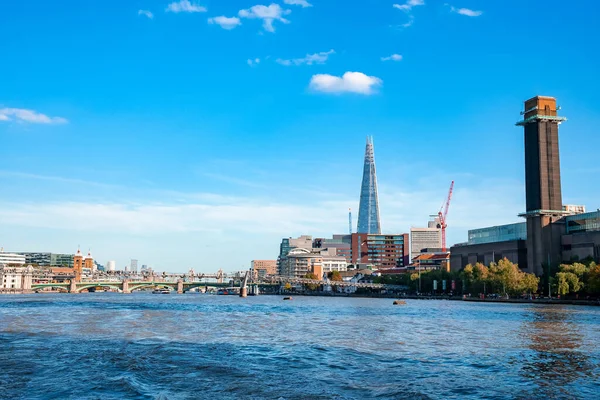 Rzeka Tamiza Londynie Pięknym Krajobrazem Wokół Ciepły Letni Dzień Piękny — Zdjęcie stockowe