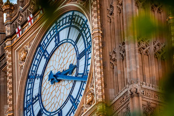 伦敦的大本钟塔和威斯敏斯特的近景 大本钟翻新后令人惊奇的细节 — 图库照片