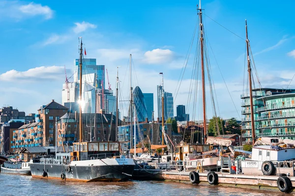 英国ロンドンのテムズ川に停泊中のボートや小型船 — ストック写真