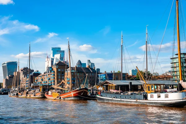 Temze Folyón Dokkoló Hajók Kishajók Londonban Nagy Britanniában — Stock Fotó