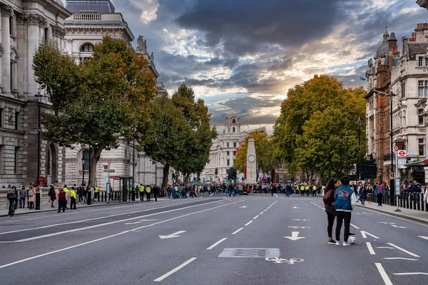 Λονδίνο Ηνωμένο Βασίλειο Οκτωβρίου 2022 Διαδηλωτές Όπλα Κλειδωμένα Σωλήνες Περικυκλωμένοι — Φωτογραφία Αρχείου