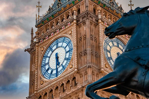 Close View Big Ben Clock Tower Horse Statue Monument Foreground — Stock Photo, Image