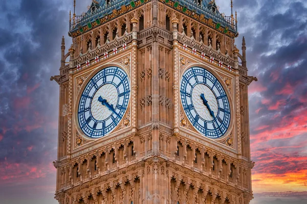 ロンドンのビッグ クロック タワーとウェストミンスターの景色を一望できます ビッグベンの改装後の素晴らしい詳細 — ストック写真