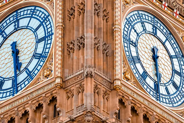 伦敦的大本钟塔和威斯敏斯特的近景 大本钟翻新后令人惊奇的细节 — 图库照片