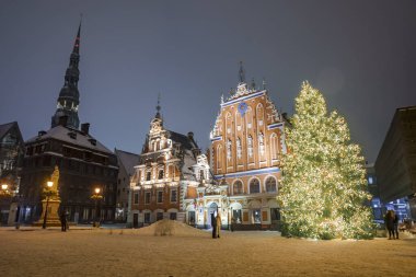 İnsanlar kışın Letonya 'da Noel pazarını seviyor Riga. Sihirli Avrupa Noel pazarı.