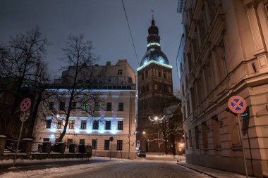 İnsanlar kışın Letonya 'da Noel pazarını seviyor Riga. Riga 'nın eski kış gecesi sokakları.
