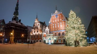 İnsanlar kışın Letonya 'da Noel pazarını seviyor Riga. Sihirli Avrupa Noel pazarı.