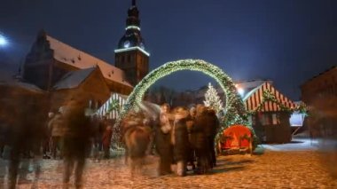 İnsanlar kışın Letonya 'da Noel pazarını seviyor Riga. Sihirli Avrupa Noel pazarı.