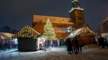 İnsanlar kışın Letonya 'da Noel pazarını seviyor Riga. Sihirli Avrupa Noel pazarı.
