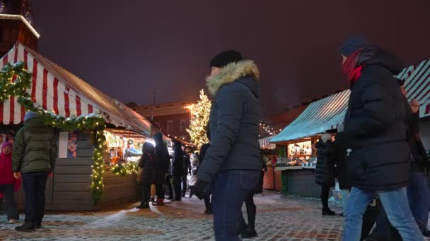 ラトビアの冬のリガではクリスマスマーケットが楽しめます 魔法のヨーロッパのクリスマスマーケット — ストック動画