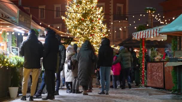 Ludzie Lubią Jarmark Bożego Narodzenia Zimie Ryga Łotwie Magiczny Europejski — Wideo stockowe