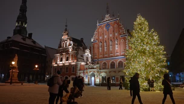Emberek Élvezik Karácsonyi Piacon Télen Riga Lettországban Varázslatos Európai Karácsonyi — Stock videók