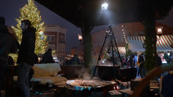 Pessoas Gostam Mercado Natal Inverno Riga Letônia Mercado Natal Europeu — Vídeo de Stock