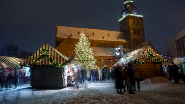 Gente Disfruta Del Mercado Navidad Invierno Riga Letonia Mercado Mágico — Vídeo de stock