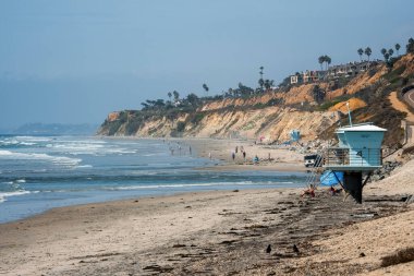 San Diego, ABD. 20 Eylül 2022. Turistler güneşli bir günde açık mavi arka planda sahilde tatilin tadını çıkarıyorlar.