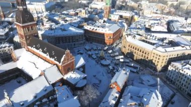 Riga eski kasabasının üzerinde güzel kış harikalar diyarı. Şehrin merkezinde Noel ağacı olan bir Noel pazarı. Avrupa 'nın büyülü tatil ruhu. Hava görünümü.