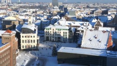 Riga eski kasabasının üzerinde güzel kış harikalar diyarı. Şehrin merkezinde Noel ağacı olan bir Noel pazarı. Avrupa 'nın büyülü tatil ruhu. Hava görünümü.