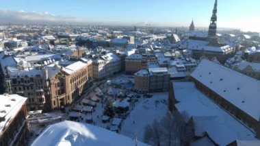 Riga eski kasabasının üzerinde güzel kış harikalar diyarı. Şehrin merkezinde Noel ağacı olan bir Noel pazarı. Avrupa 'nın büyülü tatil ruhu. Hava görünümü.