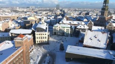 Riga eski kasabasının üzerinde güzel kış harikalar diyarı. Şehrin merkezinde Noel ağacı olan bir Noel pazarı. Avrupa 'nın büyülü tatil ruhu. Hava görünümü.