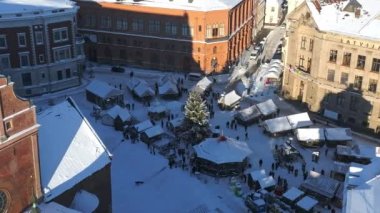 Riga eski kasabasının üzerinde güzel kış harikalar diyarı. Şehrin merkezinde Noel ağacı olan bir Noel pazarı. Avrupa 'nın büyülü tatil ruhu. Hava görünümü.