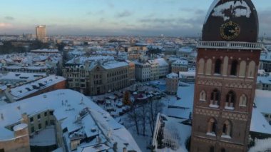 Riga eski kasabasının üzerinde güzel kış harikalar diyarı. Şehrin merkezinde Noel ağacı olan bir Noel pazarı. Avrupa 'nın büyülü tatil ruhu. Hava görünümü.