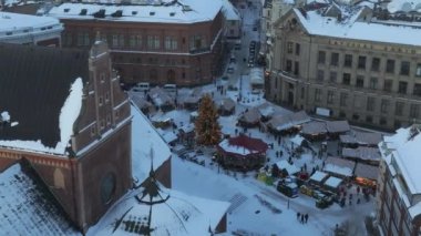 Riga eski kasabasının üzerinde güzel kış harikalar diyarı. Şehrin merkezinde Noel ağacı olan bir Noel pazarı. Avrupa 'nın büyülü tatil ruhu. Hava görünümü.